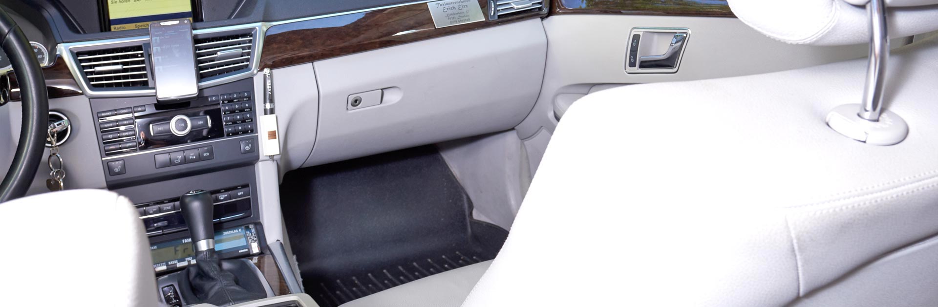 Hochwertiges, neues Fahrzeug (Mercedes E-Klasse Kombi)